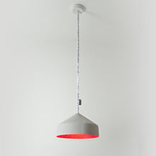 Charger l'image dans la galerie, Suspension cloche, gris et rouge