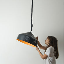 Charger l'image dans la galerie, Suspension cloche, noir et rouge