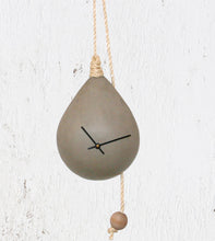 Charger l'image dans la galerie, Une horloge design, en béton