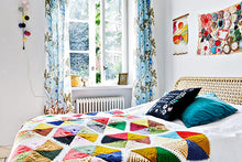 Charger l'image dans la galerie, Un appartement coloré en Suède