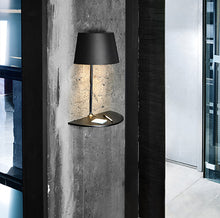 Charger l'image dans la galerie, Une lampe en suspension