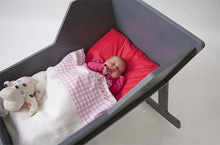 Charger l'image dans la galerie, Un lit de bébé à bascule