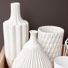 Charger l'image dans la galerie, Vase design blanc H 16 cm, Hübsch