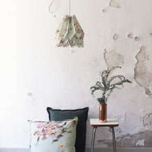 Charger l'image dans la galerie, Suspension origami, motif fleurs bleues