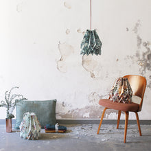 Charger l'image dans la galerie, Suspension origami, motif fleurs bleues