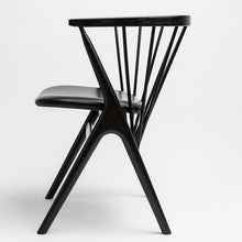 Charger l'image dans la galerie, Fauteuil design, Sibast N°8, bois vernis noir et cuir noir