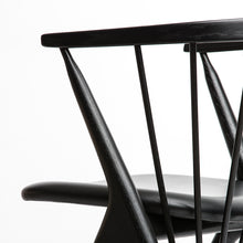 Charger l'image dans la galerie, Fauteuil design, Sibast N°8, bois vernis noir et cuir noir
