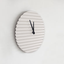 Charger l'image dans la galerie, Horloge design Wave, blanche