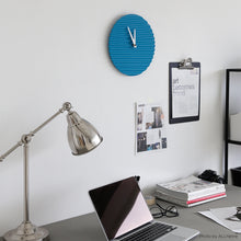 Charger l'image dans la galerie, Horloge design Wave, bleue