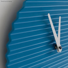 Charger l'image dans la galerie, Horloge design Wave, bleue