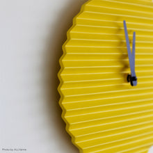 Charger l'image dans la galerie, Horloge design Wave, jaune