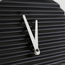 Charger l'image dans la galerie, Horloge design Wave, noir