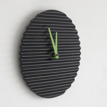 Charger l'image dans la galerie, Horloge design Wave, noir