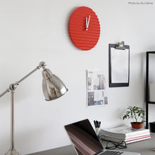 Charger l'image dans la galerie, Horloge design Wave, rouge