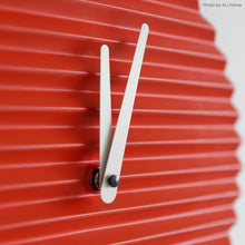 Charger l'image dans la galerie, Horloge design Wave, rouge