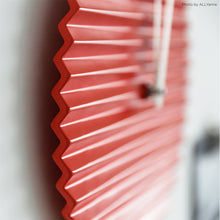 Charger l'image dans la galerie, Horloge design Wave, rouge