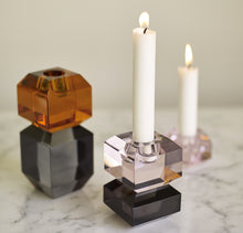 Charger l'image dans la galerie, Bougeoir en cristal et verre gris fumé & rose, Hübsch