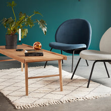 Charger l'image dans la galerie, Fauteuil en velours bleu, Hübsch