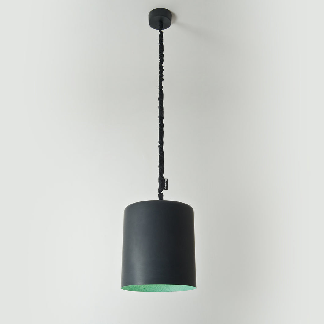 Suspension design, noir et turquoise