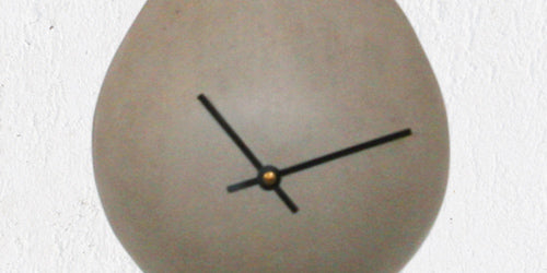 Une horloge design, en béton