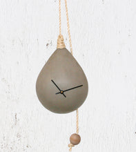 Charger l&#39;image dans la galerie, Une horloge design, en béton
