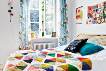 Charger l&#39;image dans la galerie, Un appartement coloré en Suède
