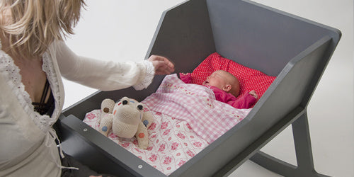 Un lit de bébé à bascule