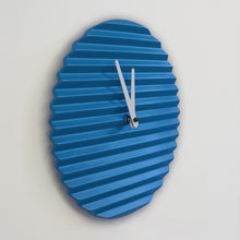 Charger l&#39;image dans la galerie, Horloge design Wave, bleue
