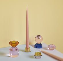 Charger l&#39;image dans la galerie, Bougeoir en cristal et verre gris fumé &amp; rose, Hübsch
